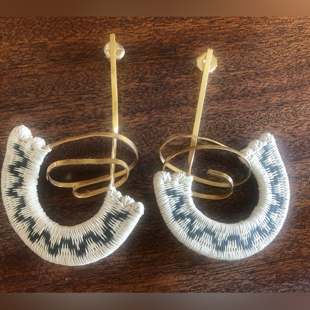 Earrings made by Colombian artisans from the brand Bambolera.